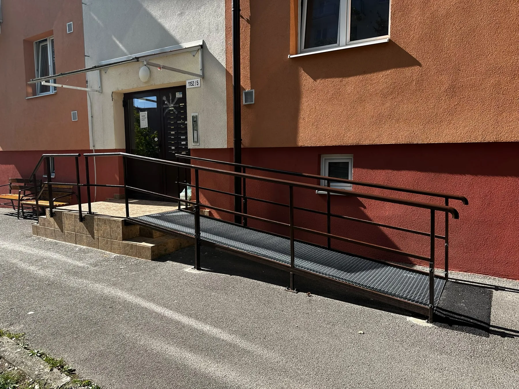 Obnovený vstup bytového domu s bezbariérovou rampou v Púchove