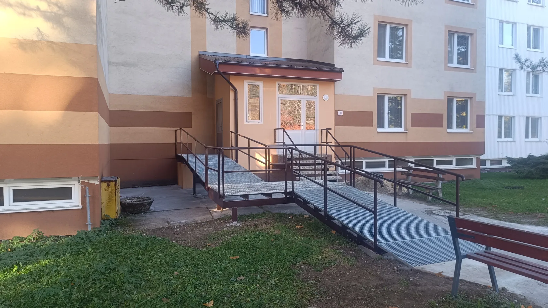 Nová vstupná prístavba s bezbariérovou rampou v Trenčianskych Tepliciach