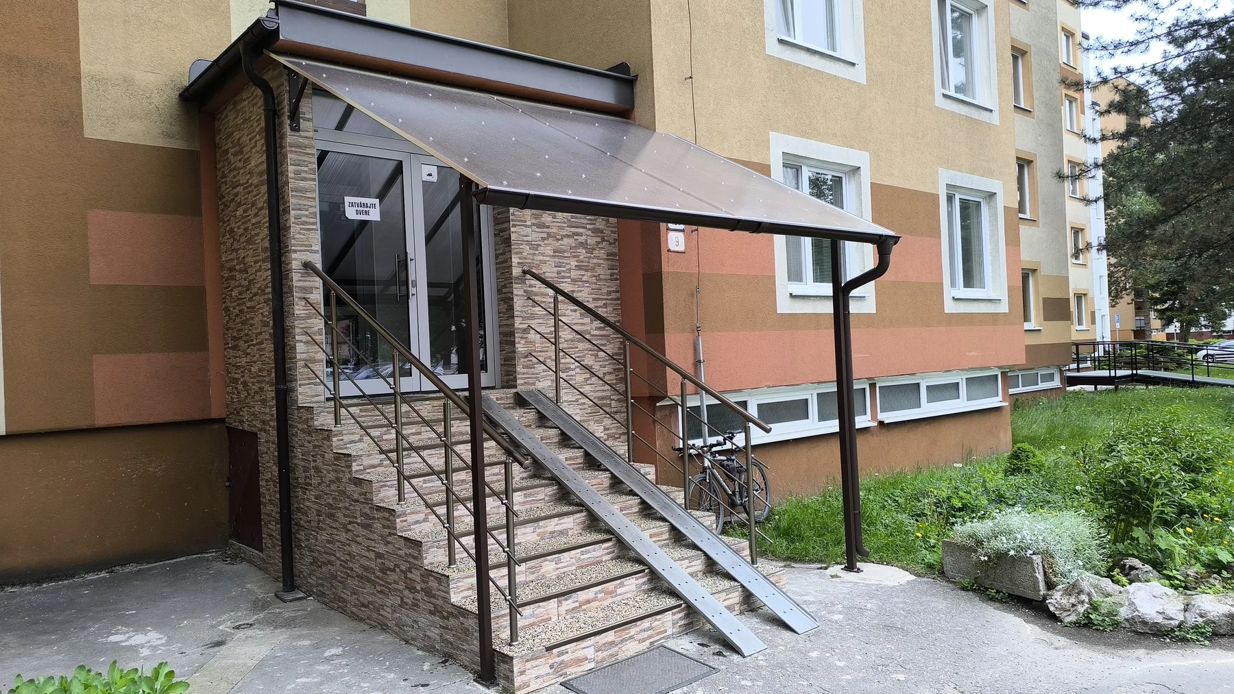 Obnovené schodisko s hliníkovou strieškou v Trenčianskych Tepliciach