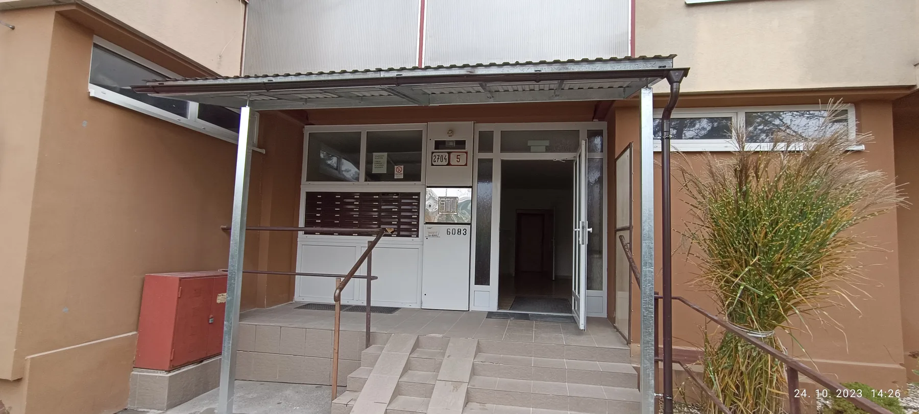 Žiarovo zinkovaná oceľová strieška pri bytovom dome v Trenčíne