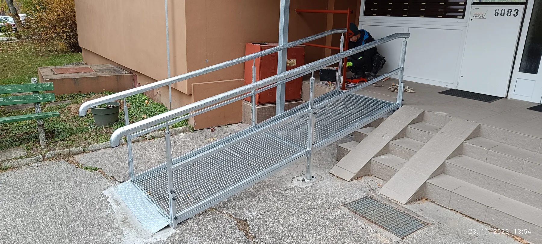 Bezbariérová žiarovo zinkovaná rampa pri bytovom dome v Trenčíne